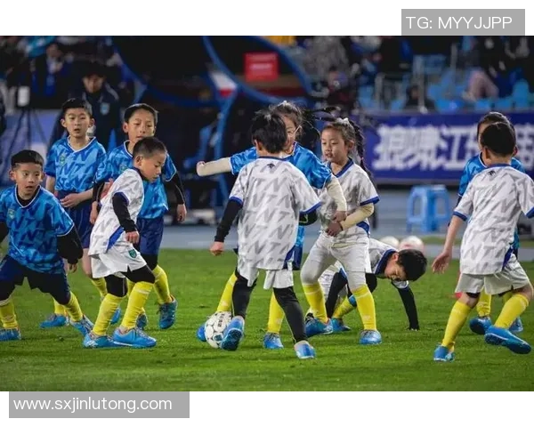 足球明星的魅力与霸气女孩的完美结合展现青春活力与梦想追逐